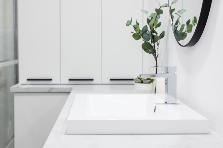 Leandro: Lavatory acrylic sink with sleek and contemporary design, perfect for modern bathrooms.